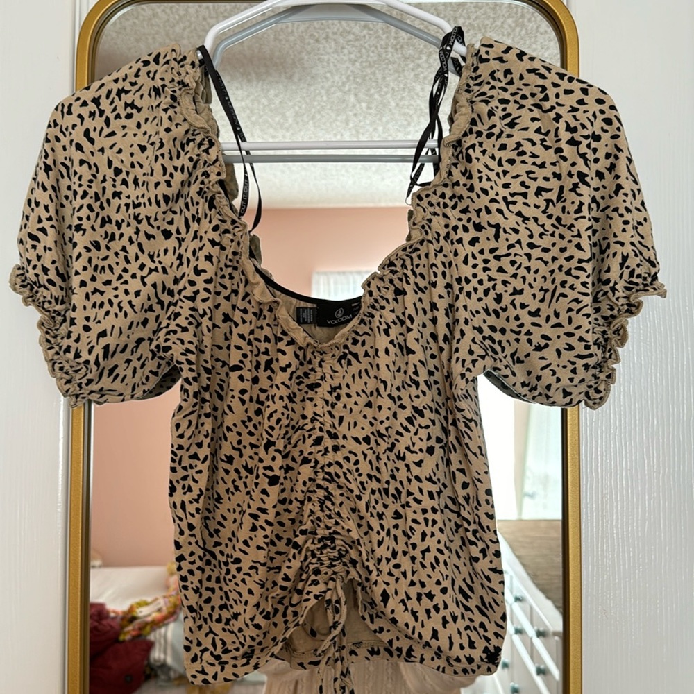Women’s Volcom cheetah print crop top size Small